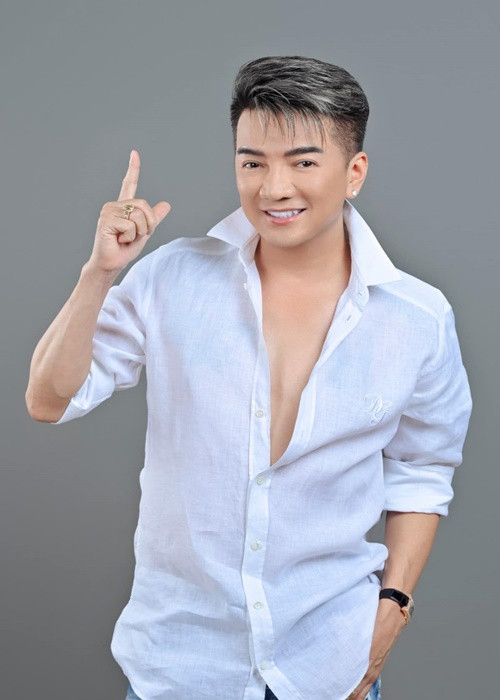 Mr Đàm cho biết, anh thành công khi livestream bán hàng vì nhiều người thấy lạ và tò mò khi anh là ca sĩ nhưng lại đi giới thiệu sản phẩm trên mạng. Ngoài ra, anh nhanh nhạy bán theo mùa như bánh trung thu hoặc đồ tết. Một lý do khác là Mr Đàm tập trung bán đồ ăn, tiện dụng hàng ngày.