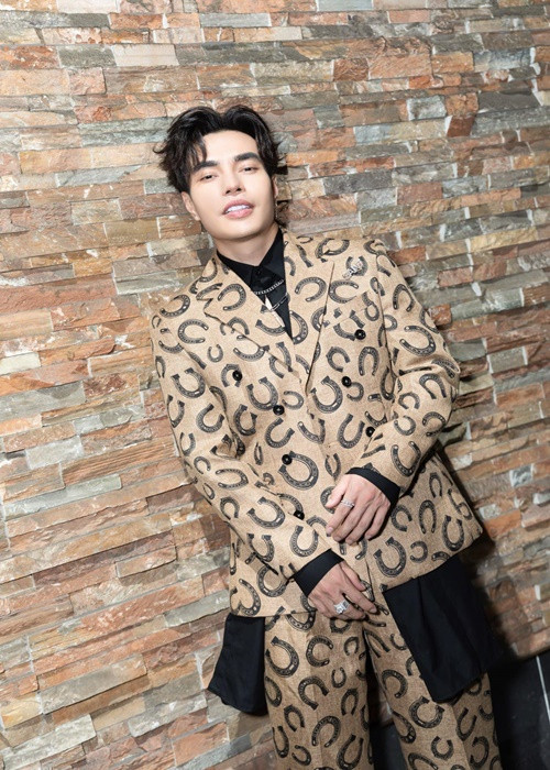 Tuy nhiên, Lê Dương Bảo Lâm phủ nhận cát-sê livestream lên đến tiền tỷ. “Nhiều người thấy tôi thường xuyên livestream nên đồn đoán cát-sê tiền tỷ nhưng thực tế đâu phải như vậy. Với tôi, tin đồn mãi là tin đồn và nó không phải là sự thật. Tôi làm quảng cáo chứ đâu phải ăn cướp. Bản thân tôi luôn ý thức được mình đang ở vị trí nào để đưa ra mức giá phù hợp", Thế Giới Điện Ảnh dẫn lời nam nghệ sĩ hài.