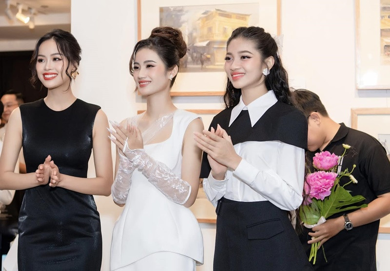 Nhanh chóng, nhiều khán giả chỉ ra một số điều chưa ổn trong phát ngôn của Ý Nhi. Một số ý kiến cho rằng nàng hậu không khéo léo khi chỉ vừa đăng quang đã bày tỏ muốn dùng sức ảnh hưởng của mình. Ngoài ra, cách dùng từ "nạn đói, nạn dốt" của Ý Nhi bị nhiều người chỉ trích không phù hợp. Ảnh: Phụ Nữ Sức Khỏe.