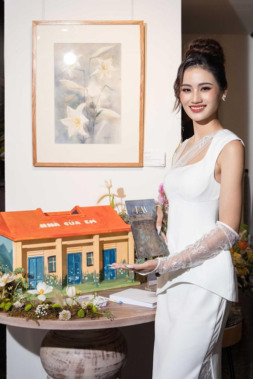 Mới đây, Hoa hậu Ý Nhi lại có phát ngôn gây sốc. Cụ thể, trong một clip lan truyền trên mạng xã hội, nàng hậu gốc Bình Định được MC hỏi về cảm nhận tại buổi triển lãm. Ý Nhi đáp: "Thật sự là Ý Nhi cũng như Top 3 Hoa hậu Thế giới Việt Nam 2023 là những người luôn mong muốn mang đến giá trị có ích cho cộng đồng. Ý Nhi mong muốn dùng sức ảnh hưởng mà mình cũng như Top 3 đang có để lan tỏa sự nhân ái, yêu thương đến với mọi người nhiều hơn…". Ảnh: Sức Khỏe và Đời Sống.