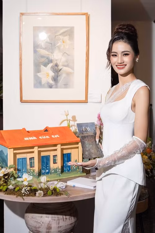 Mới đây, Hoa hậu Ý Nhi lại có phát ngôn gây sốc. Cụ thể, trong một clip lan truyền trên mạng xã hội, nàng hậu gốc Bình Định được MC hỏi về cảm nhận tại buổi triển lãm. Ý Nhi đáp: "Thật sự là Ý Nhi cũng như Top 3 Hoa hậu Thế giới Việt Nam 2023 là những người luôn mong muốn mang đến giá trị có ích cho cộng đồng. Ý Nhi mong muốn dùng sức ảnh hưởng mà mình cũng như Top 3 đang có để lan tỏa sự nhân ái, yêu thương đến với mọi người nhiều hơn…". Ảnh: Sức Khỏe và Đời Sống.