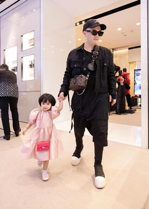 Nam thiết kế từng mua set túi hàng hiệu gần 700 triệu cho con gái MyMy. Ảnh: Bazaarvietnam.