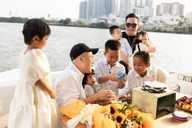 Dịp sinh nhật con, nam thiết kế họ Đỗ từng tổ chức tiệc trên du thuyền. Ảnh: Saostar.