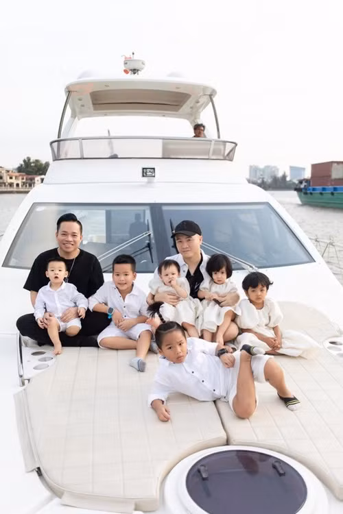 Đỗ Mạnh Cường chiều chuộng 10 người con nuôi. Ảnh: Saostar.