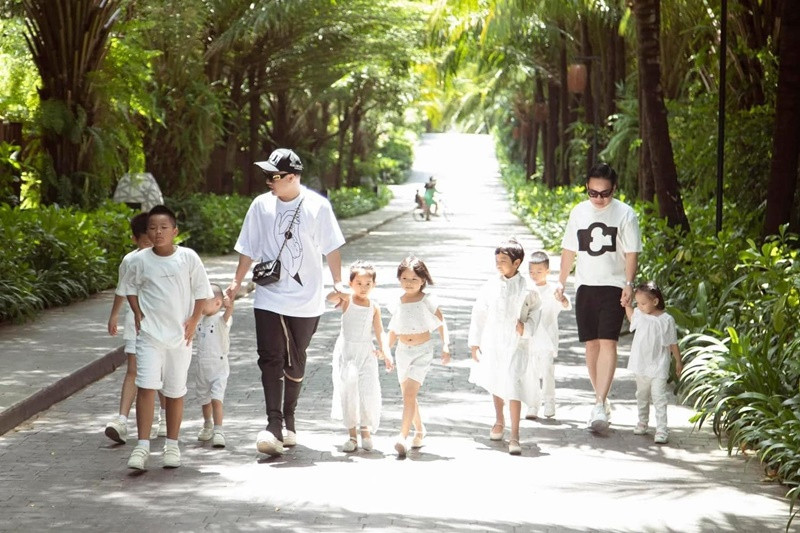 Đỗ Mạnh Cường từng thuê 3 người giúp việc để hỗ trợ anh nấu ăn, cho con uống sữa, đút cho con ăn, ru con ngủ. Ngoài ra, nam nhà thiết kế cho các con theo học tại trường song ngữ quốc tế từ mầm non cho đến hết cấp 3 với mức học phí mầm non, tiểu học khoảng 120 triệu/năm/bé, cấp 3 khoảng hơn 200 triệu/năm/bé. Ảnh: FBNV.