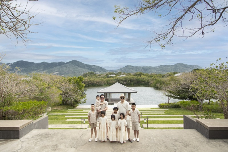 Nam thiết kế thường chọn nghỉ dưỡng xa hoa ở trong nước. Ảnh: FBNV.