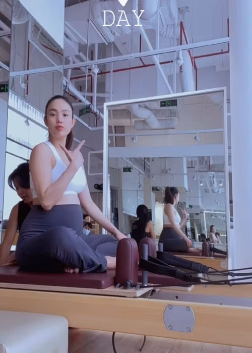 Minh Hằng tập thể dục 2-3 buổi mỗi tuần và có huấn luyện viên hướng dẫn, giám sát. Ảnh: Instagram.