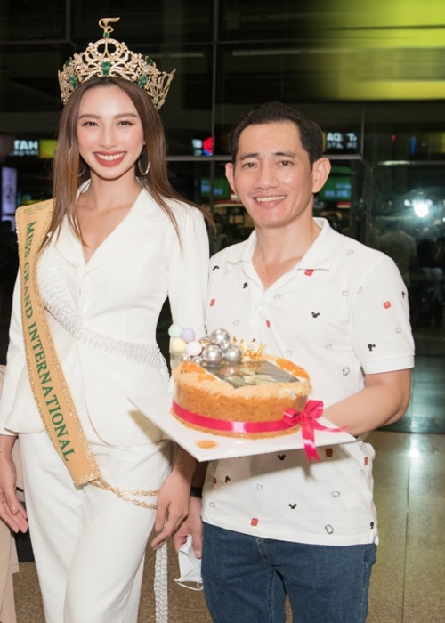 Ông Ti Ti chia sẻ, ông và con gái đều mê bóng đá. “Có hôm 3-4h sáng, hai cha con lấy chiếc xe wave chở nhau ra ngoài coi trận Barcelona với Real Madrid. Tiên mê Messi lắm, đó là thần tượng của Thùy Tiên", ông Ti Ti chia sẻ trên VOV. Ảnh: VOV.