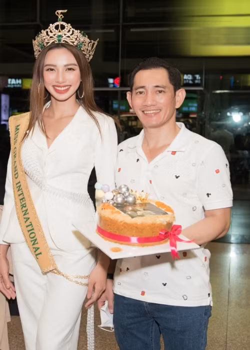 Ông Ti Ti chia sẻ, ông và con gái đều mê bóng đá. “Có hôm 3-4h sáng, hai cha con lấy chiếc xe wave chở nhau ra ngoài coi trận Barcelona với Real Madrid. Tiên mê Messi lắm, đó là thần tượng của Thùy Tiên", ông Ti Ti chia sẻ trên VOV. Ảnh: VOV.