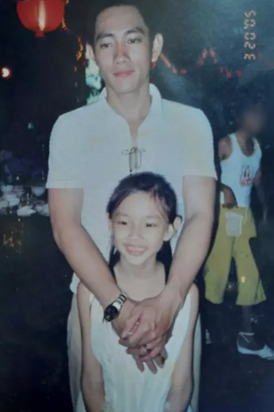 Nàng hậu bên bố ngày còn nhỏ. Ảnh: Thiếu Niên.