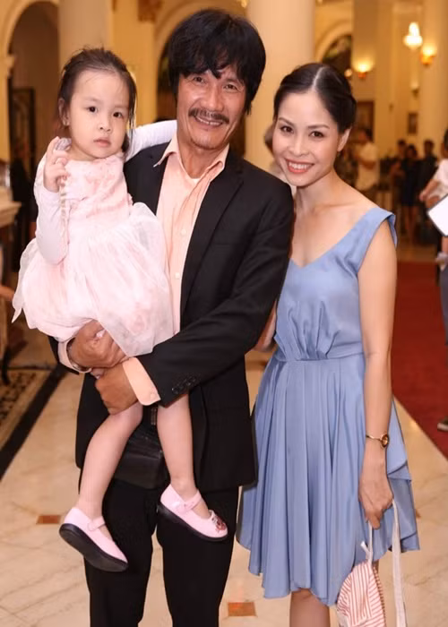 Tuyết Vân kể về màn tỏ tình của chồng khi cả hai đi xem phim. "Khi tôi đang xem phim rất tập trung thì anh ấy quay sang, ôm lấy đầu tôi rồi nói: “Thương quá à”. Hành động của anh khiến tôi bất ngờ và “đứng hình” không dám quay qua nhìn luôn", Vietnamnet dẫn lời bà xã Công Ninh. Ảnh: Vietnamnet.