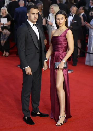 Người đẹp Tây Ban Nha có 3,3 triệu ‘tín đồ’ trên Instagram, 2 triệu trên YouTube - giúp cô kiếm 5.400 Bảng Anh mỗi bài đăng.