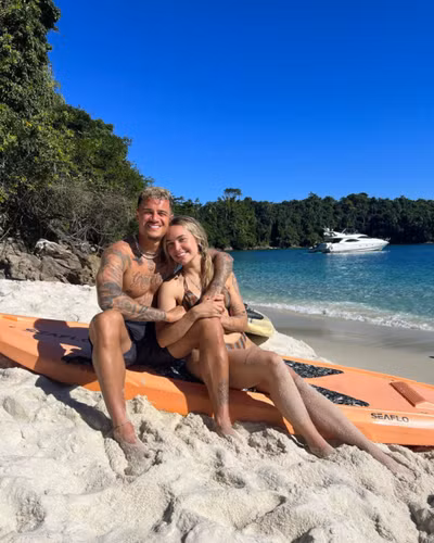 Với 979.000 người theo dõi trên Instagram, Ainê được cho là có thể bỏ túi tới 2.362 Bảng cho mỗi bài đăng.