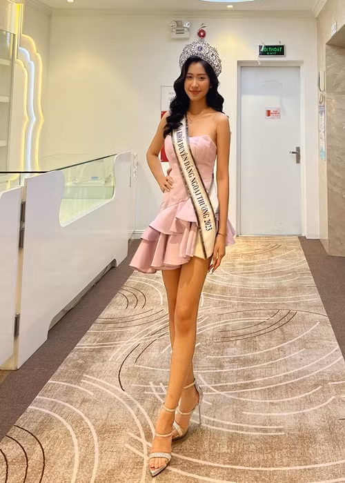 Hồi tháng 5, H'Uyên Niê giành ngôi vị cao nhất của cuộc thi FTU Charm 2023 - Duyên dáng Ngoại thương 2023. Ảnh: Instagram.