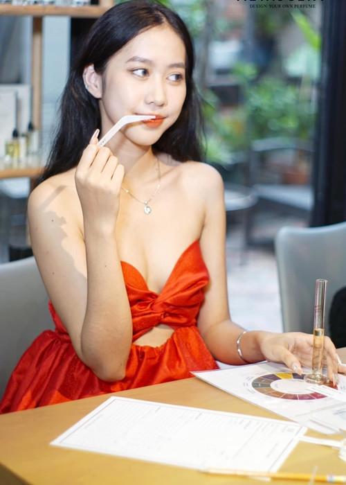 Theo Dân Trí, H'Uyên Niê đạt IELTS 7.5 và 28 điểm thi tốt nghiệp THPT quốc gia (9 Ngữ văn, 9 Toán, 10 tiếng Anh). Ảnh: FBNV.