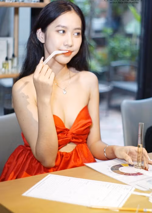 Theo Dân Trí, H'Uyên Niê đạt IELTS 7.5 và 28 điểm thi tốt nghiệp THPT quốc gia (9 Ngữ văn, 9 Toán, 10 tiếng Anh). Ảnh: FBNV.