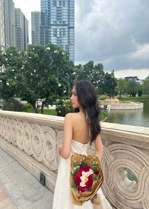 "Mình muốn khi mọi người nhắc đến H'Uyên Niê, là nhắc đến một con bé luôn có những ước mơ hoài bão và mong muốn được hoàn thiện hơn mỗi ngày và hiện tại là Hoa khôi Duyên dáng Ngoại thương 2023. Một con bé dám khát vọng, chiến đấu cho những điều nó luôn tin tưởng và đạt được những ước mơ đó bằng chính sự nỗ lực của bản thân. Đó cũng chính là câu chuyện về niềm tin vào bản thân mà mình muốn kể", H'Uyên Niê bày tỏ. Ảnh: FBNV.