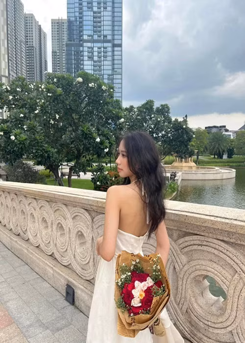 "Mình muốn khi mọi người nhắc đến H'Uyên Niê, là nhắc đến một con bé luôn có những ước mơ hoài bão và mong muốn được hoàn thiện hơn mỗi ngày và hiện tại là Hoa khôi Duyên dáng Ngoại thương 2023. Một con bé dám khát vọng, chiến đấu cho những điều nó luôn tin tưởng và đạt được những ước mơ đó bằng chính sự nỗ lực của bản thân. Đó cũng chính là câu chuyện về niềm tin vào bản thân mà mình muốn kể", H'Uyên Niê bày tỏ. Ảnh: FBNV.