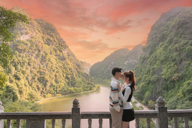 Hồ Quang Hiếu chia sẻ, sau khi sống chung với Tuệ Như, anh cảm nhận được một cuộc sống hôn nhân đầy màu hồng, nhiều niềm vui. Sau chạy show, nam ca sĩ nhanh chóng về nhà, quan tâm, chia sẻ mọi buồn vui cùng vợ kém 17 tuổi. Ảnh: FBNV.