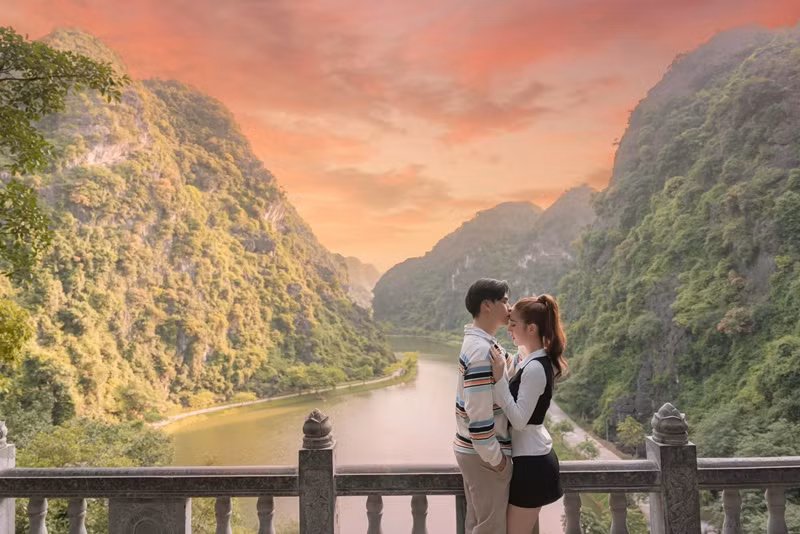 Hồ Quang Hiếu chia sẻ, sau khi sống chung với Tuệ Như, anh cảm nhận được một cuộc sống hôn nhân đầy màu hồng, nhiều niềm vui. Sau chạy show, nam ca sĩ nhanh chóng về nhà, quan tâm, chia sẻ mọi buồn vui cùng vợ kém 17 tuổi. Ảnh: FBNV.