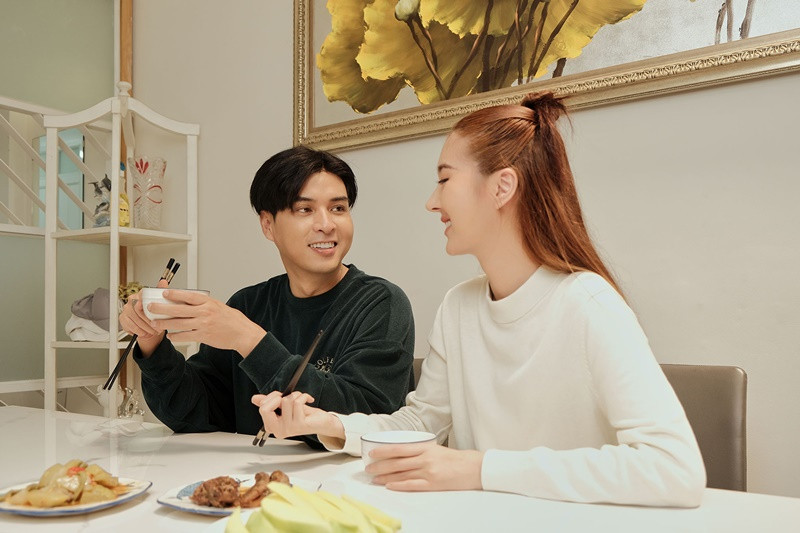 Hồ Quang Hiếu khen vợ giỏi việc quán xuyến nhà cửa. Nam ca sĩ thường vào bếp phụ vợ nấu cơm, chế biến những món ăn đơn giản. Ảnh: Arttimes.