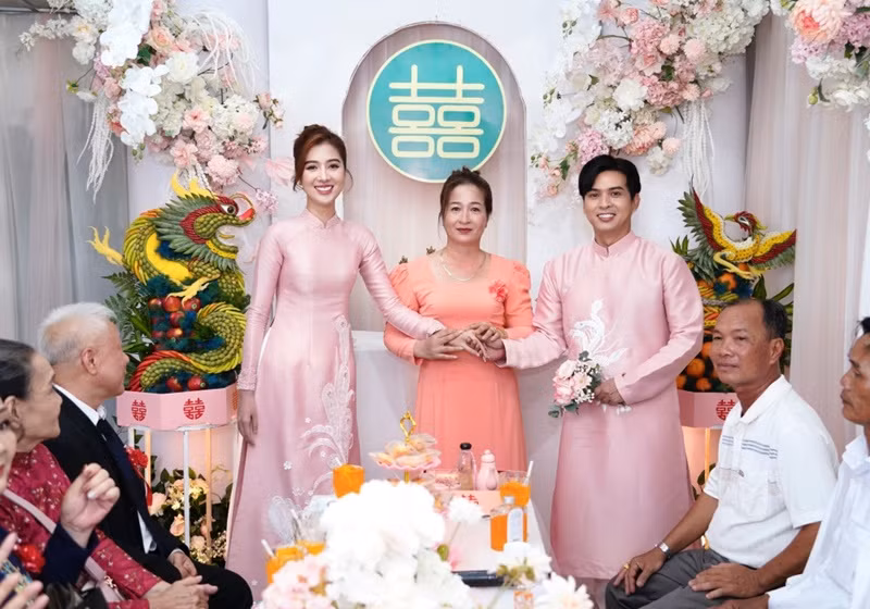 Mới đây, Hồ Quang Hiếu mang sính lễ sang nhà Tuệ Như. Trong đám hỏi, nam ca sĩ đọc to "Lời hứa trước hôn nhân". Ảnh: Vietnamnet.