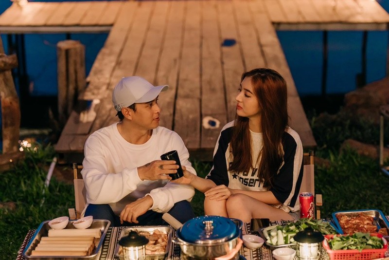 Khi Hồ Quang Hiếu chạy show, Tuệ Như đồng hành với vai trò quản lý. Ảnh: FBNV.