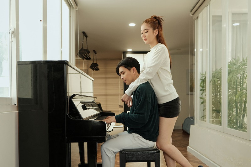 Chia sẻ trên Một Thế Giới, Tuệ Như cho biết, do Hồ Quang Hiếu thành thạo bộ môn gym nên hướng dẫn cho cô luyện tập. Ảnh: Arttimes.