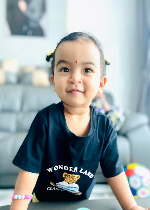 Khi 6 tháng, con gái Võ Hạ Trâm đã tập đứng. "Trộm vía em trường chay giống mẹ nhưng vẫn cứng cáp và phát triển khỏe mạnh nên các mẹ nào đang trường chay cứ vững tâm vững lòng các mẹ nha. Ăn chay mà ăn đúng, ăn đủ thì luôn khỏe mạnh không sợ thiếu chất đâu ạ", Võ Hạ Trâm chia sẻ.