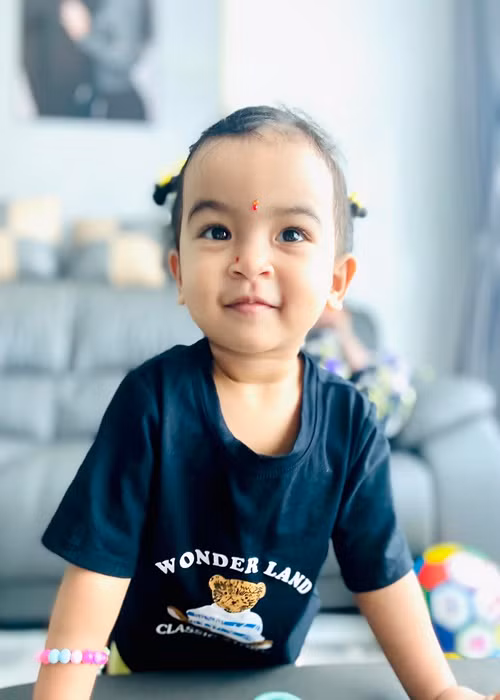 Khi 6 tháng, con gái Võ Hạ Trâm đã tập đứng. "Trộm vía em trường chay giống mẹ nhưng vẫn cứng cáp và phát triển khỏe mạnh nên các mẹ nào đang trường chay cứ vững tâm vững lòng các mẹ nha. Ăn chay mà ăn đúng, ăn đủ thì luôn khỏe mạnh không sợ thiếu chất đâu ạ", Võ Hạ Trâm chia sẻ.