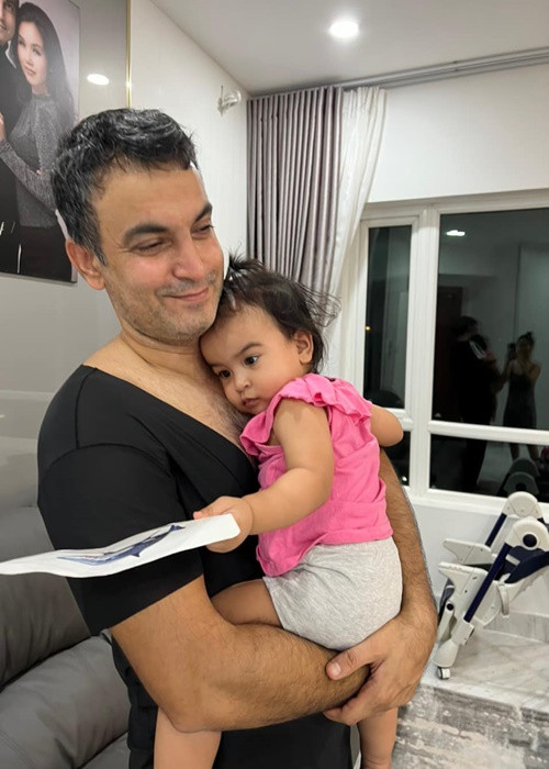 Ông xã Võ Hạ Trâm cưng chiều con gái.