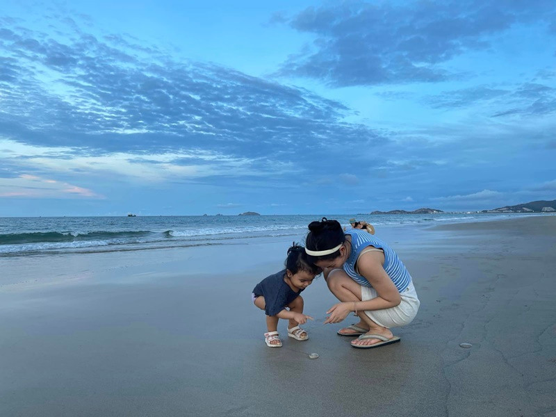 Võ Hạ Trâm dành nhiều thời gian cho con gái. "Tuổi thơ của con nhanh lắm, nên mẹ cũng tranh thủ cùng con tạo ra những kỷ niệm thiệt đẹp cho tuổi thơ của mình nha", cô tâm sự.