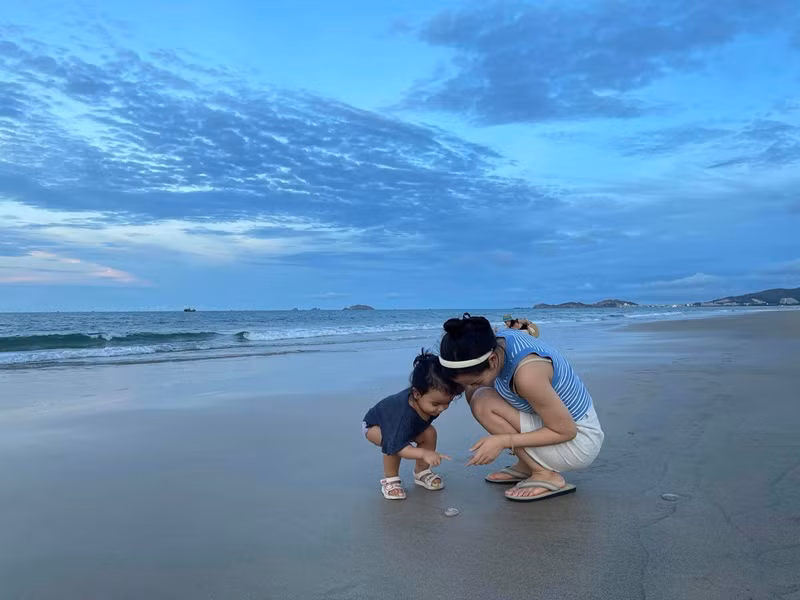 Võ Hạ Trâm dành nhiều thời gian cho con gái. "Tuổi thơ của con nhanh lắm, nên mẹ cũng tranh thủ cùng con tạo ra những kỷ niệm thiệt đẹp cho tuổi thơ của mình nha", cô tâm sự.