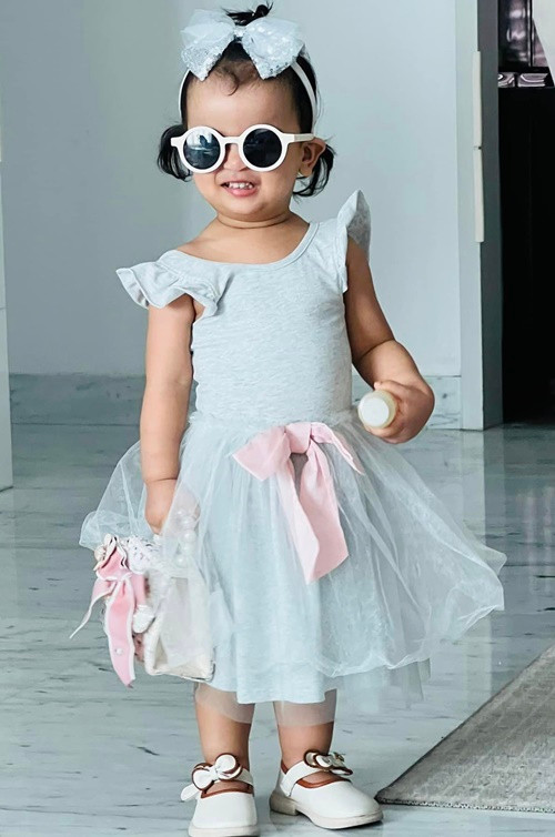 Bé Moon thích mặc váy, sơn móng tay.