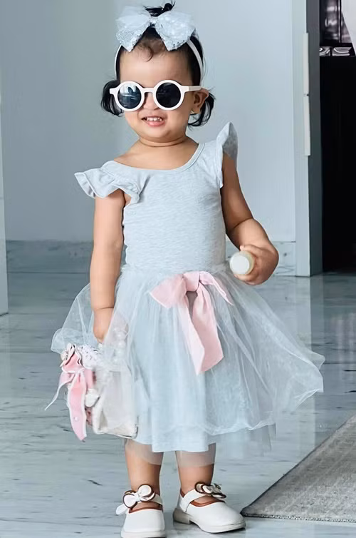 Bé Moon thích mặc váy, sơn móng tay.