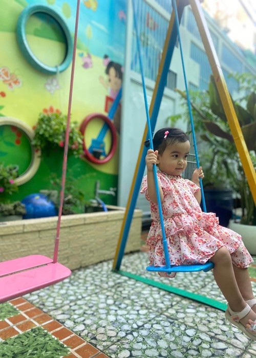 Bé Moon đi học mẫu giáo từ tháng 8. Võ Hạ Trâm cho biết món ăn của con gái khác với các bạn nên gia đình nữ ca sĩ chủ động chuẩn bị bữa trưa và bữa tối cho bé.