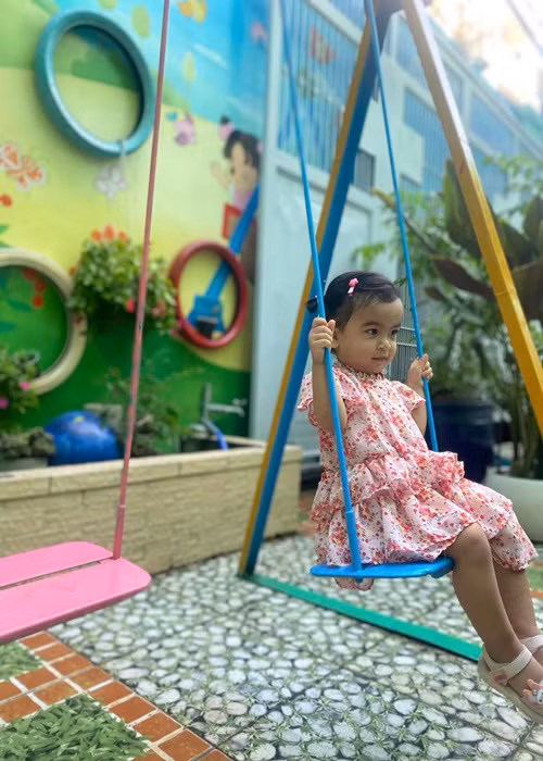 Bé Moon đi học mẫu giáo từ tháng 8. Võ Hạ Trâm cho biết món ăn của con gái khác với các bạn nên gia đình nữ ca sĩ chủ động chuẩn bị bữa trưa và bữa tối cho bé.