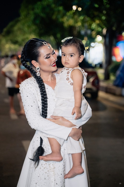 Bé Moon diện đồ thời trang bên mẹ tại một sự kiện.