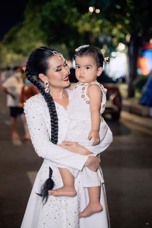 Bé Moon diện đồ thời trang bên mẹ tại một sự kiện.