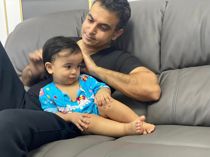 "Vikas cưng con gái và xem bé như báu vật của mình. Anh luôn muốn làm mọi thứ cho con, ngay cả những việc nhỏ nhặt nhất", Võ Hạ Trâm chia sẻ trên Dân Trí về việc chồng yêu thương con.