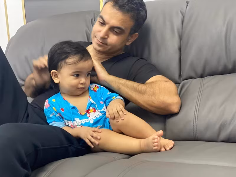 "Vikas cưng con gái và xem bé như báu vật của mình. Anh luôn muốn làm mọi thứ cho con, ngay cả những việc nhỏ nhặt nhất", Võ Hạ Trâm chia sẻ trên Dân Trí về việc chồng yêu thương con.