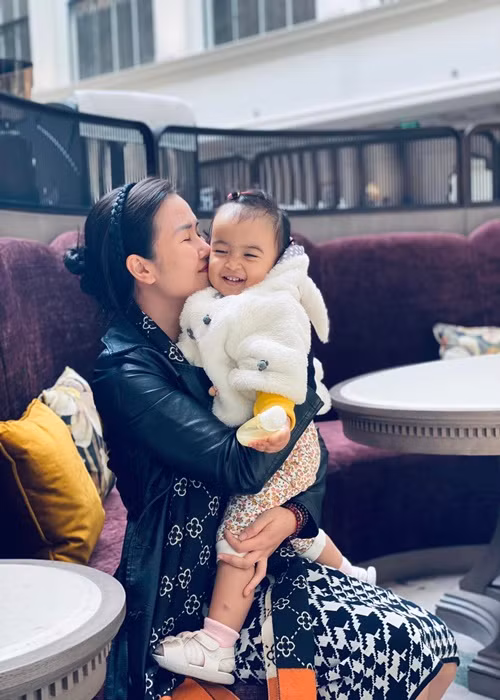 Con gái Võ Hạ Trâm có nhiều biểu cảm cực hài hước khiến bố mẹ cười mỗi ngày.