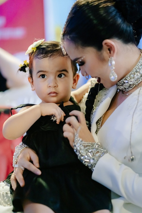 Võ Hạ Trâm đưa con gái theo khi chạy show.