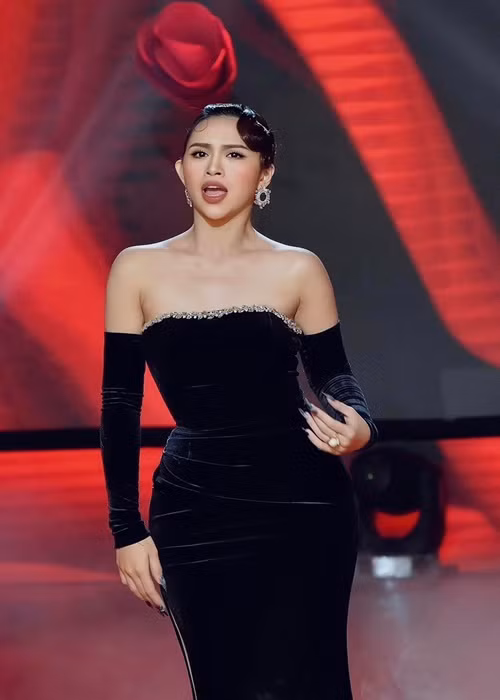 "Tôi không nghĩ mình có vẻ ngoài toàn diện. Hơn nữa tôi từng luôn tự ti và chán ghét bản thân mình. Khi theo dõi Hoa hậu Hoàn vũ Việt Nam, tôi nhìn thấy những hoa hậu lộng lẫy, xinh đẹp, hoàn hảo không chỉ từ vẻ ngoài mà nhiều hơn hết là vẻ đẹp từ trong tâm hồn, từ sự rèn luyện, từ những vươn lên trong khó khăn, đã nâng tầm nhan sắc phụ nữ Việt lên tầm cao mới", nữ ca sĩ chia sẻ.