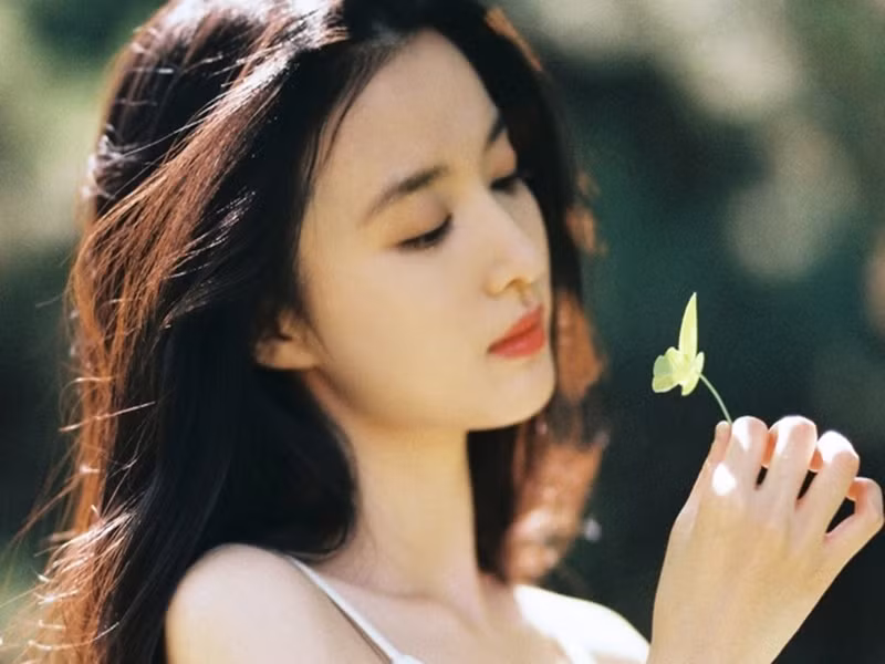 Khi được hỏi về việc có nhan sắc hao hao Lưu Diệc Phi, Vương Sở Nhiên chia sẻ: "Lưu Diệc Phi rất xinh đẹp, từ nhỏ tôi đã thích chị ấy rồi, hơn nữa mỗi người đều có những đặc điểm không giống nhau. Lưu Diệc Phi là độc nhất vô nhị, tôi cũng là độc nhất vô nhị". Ảnh: Zing.