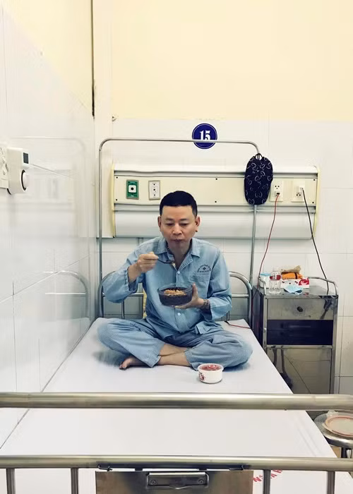 Trên trang cá nhân, diễn viên Tùng Dương vừa chia sẻ loạt ảnh nằm viện. Hiện tại, anh chưa tiết lộ trình trạng bệnh tình của mình. Trước đây, Tùng Dương nhập viện vì bệnh tim.