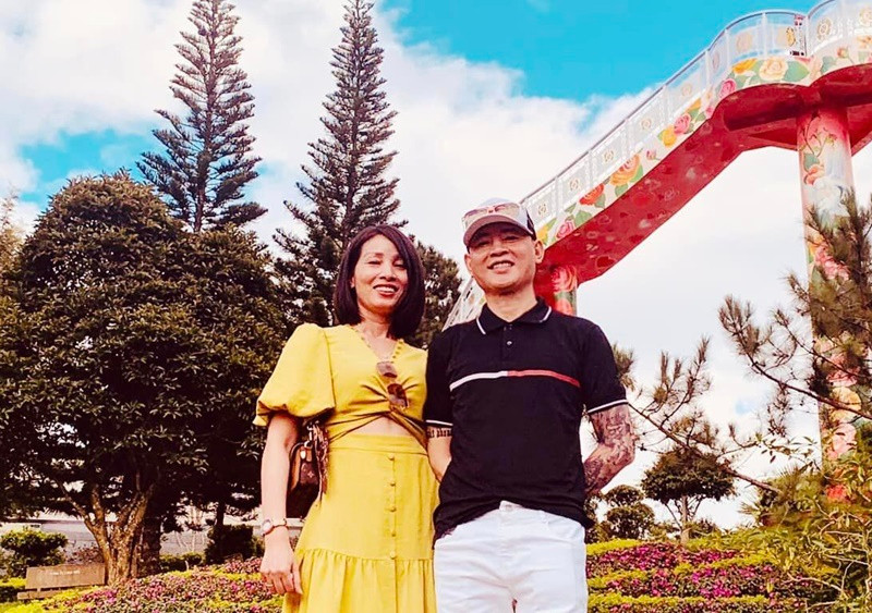 Bà xã Tùng Dương tên Mai Huế. Cô kém nam diễn viên 12 tuổi và từng qua một lần đò.