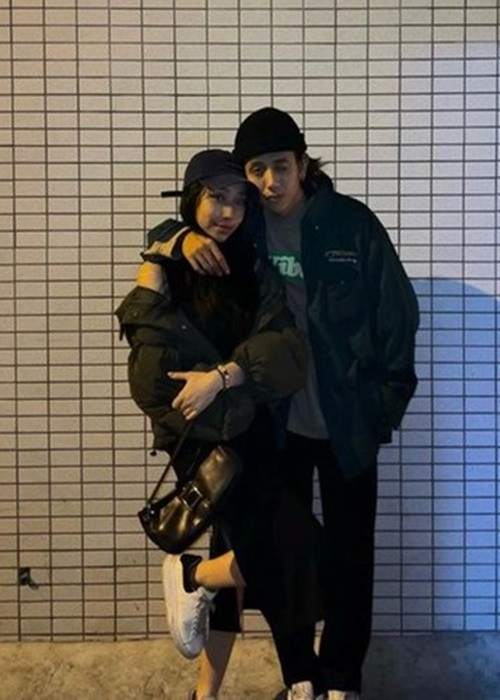 Đầu năm 2022, trên trang cá nhân Instagram, ca sĩ Mỹ Anh và vũ công Quốc Tít đồng loạt đăng ảnh bên nhau. Ảnh: Instagram.