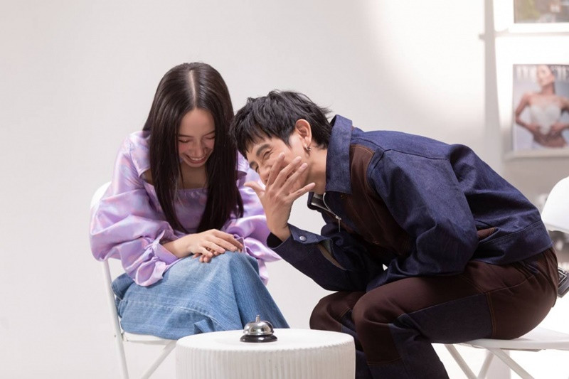 Theo VOV, Mỹ Anh - Quốc Tít chia sẻ trong một chương trình, cả hai đều thích ở nhà vào cuối tuần vì phải thường xuyên ra ngoài làm việc suốt cả tuần dài. Cặp đôi cũng nghĩ rằng sống quá lâu không phải một điều thú vị nên chọn trở thành triệu phú để “có những trải nghiệm đủ và đẹp”. Ảnh: VOV.