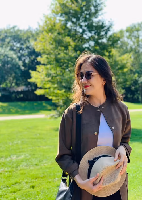 Ái Châu cùng chồng con đang sống ở Toronto.